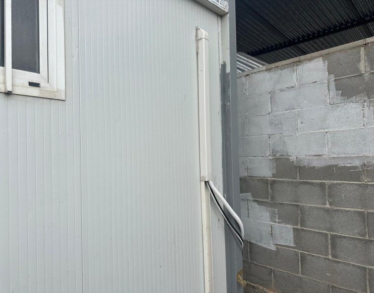 - BARAQUE DE CHANTIER